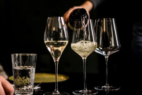 Wein wird in ein Glas gegossen