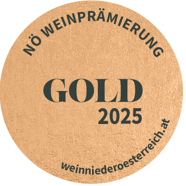 Gold_NOE_25 Anita Schwarzböck präsentiert auf einem Weinfass eine Auswahl von Schwarzböck-Weinen