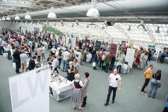 3 Gläser, die anstoßen in abendlicher Atmosphäre