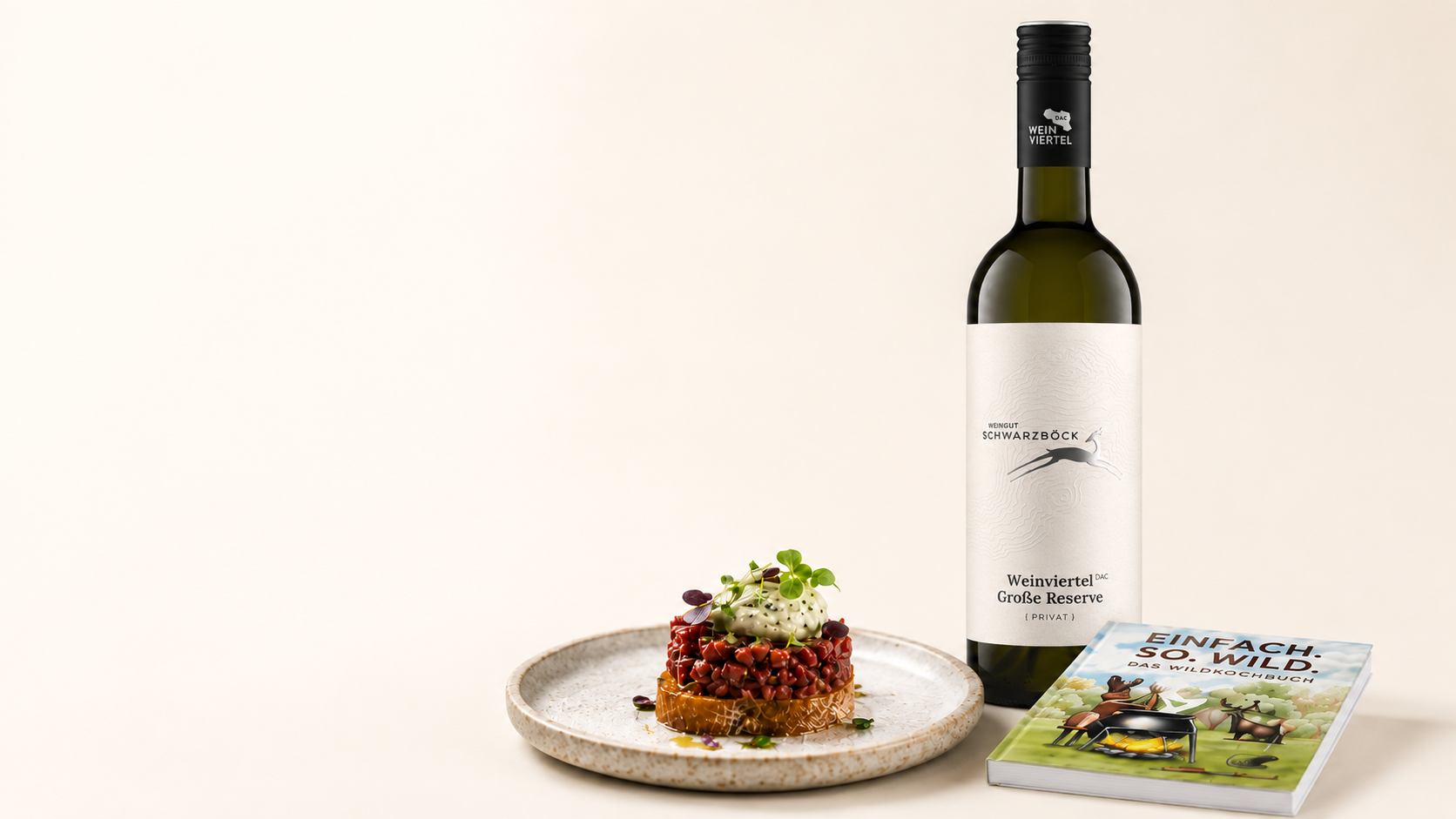 Wein wird in ein Glas gegossen