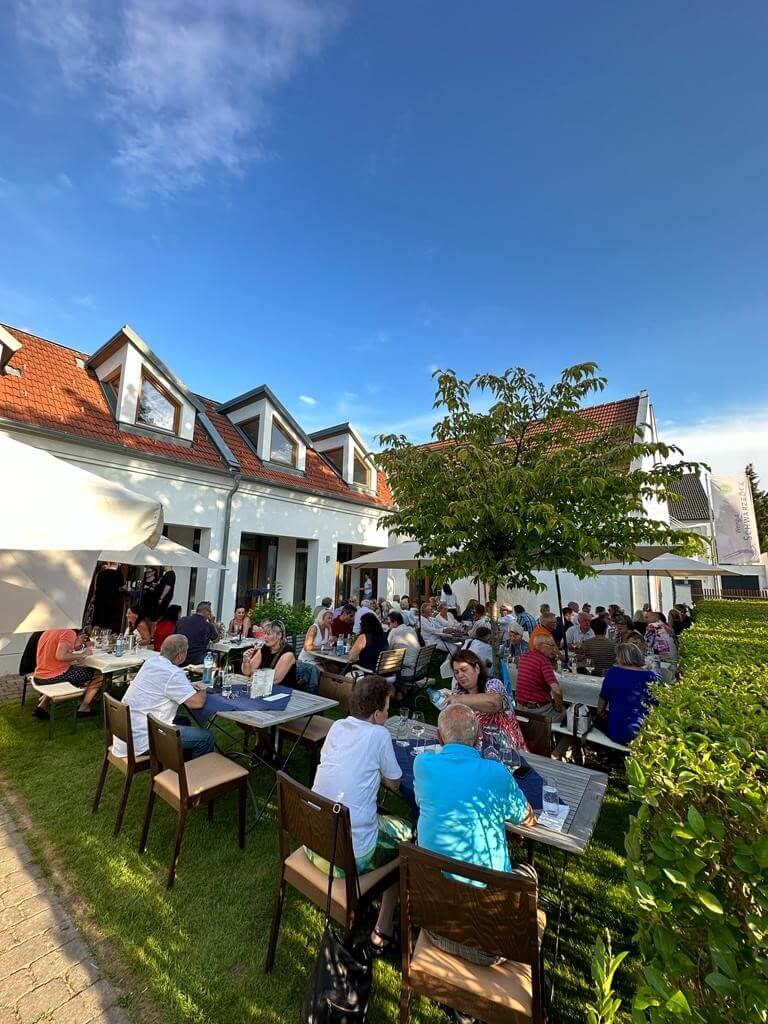 Weinverkostung im Freien bei schönem Wetter mit Schmankerln am Weingut Schwarzböck